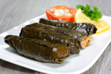 Gefüllte Weinblätter - Sarma, Dolma, Dolmades - als Fingerfood oder Imbiss
