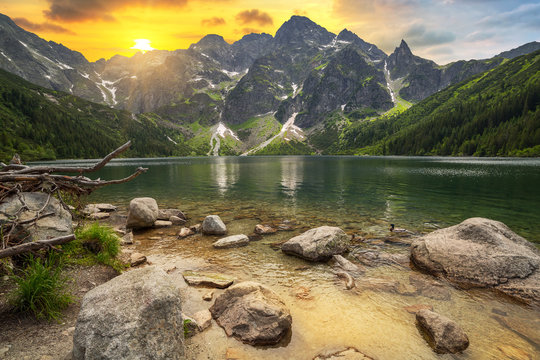Fototapeta Oko Denny jezioro w Tatrzańskich górach przy zmierzchem, Polska