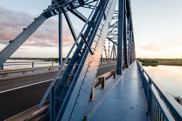 Fototapete Brücken Eisenbahnbrücke mit Metallschienen in der Nähe des Flusses