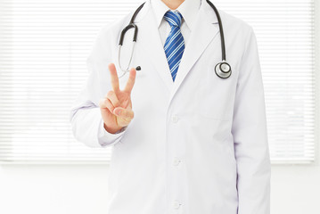 医師　ピースサイン　病院