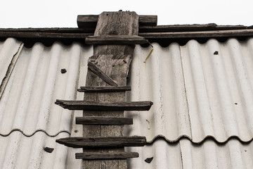Фрагмент крыши деревенского дома, покрытой шифером, с...