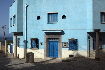 Fototapeta na wymiar Maison bleue, porte bleue