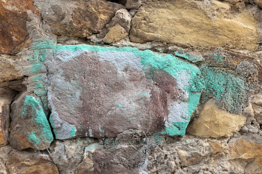 mur de pierre avec traces de vieille peinture