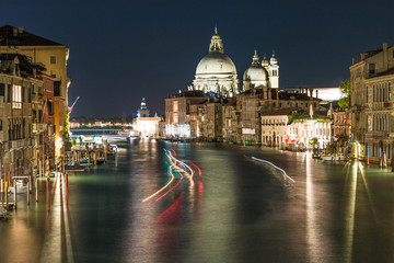 Fototapeta na wymiar Venise grand canal de nuit santa maria della salute