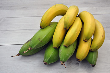 green plantain and yellow ripe banana © imago1956rs
