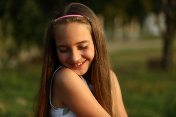Portret  pięknej uśmiechniętej dziewczynki.