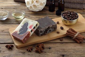 igiene e trattamenti della pelle sapone esfoliante aroma caffe' sfondo rustico