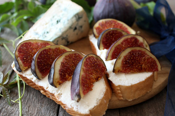 Bruschetta with figs and goat cheese