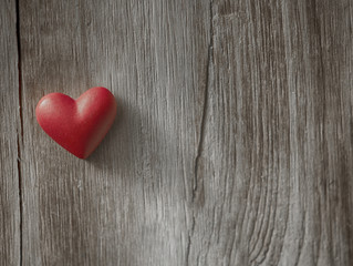Rotes Herz vor Holz, Hintergrund