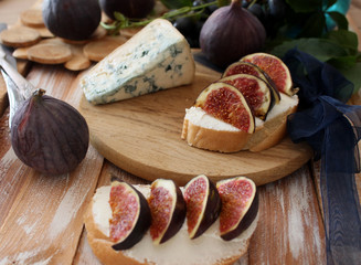 Sandwiches with ricotta, fresh figs