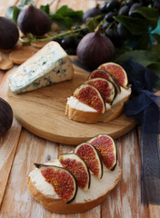 Fototapeta na wymiar Sandwiches with ricotta, fresh figs