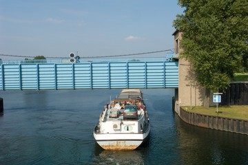 Fototapeta premium Binnenschiff an Ruhrschleuse