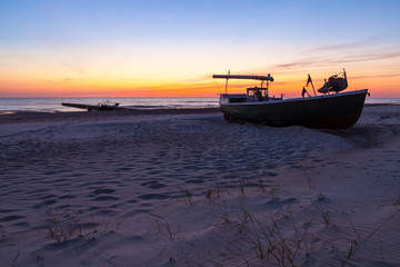 Obraz premium Fishing boat at sunset