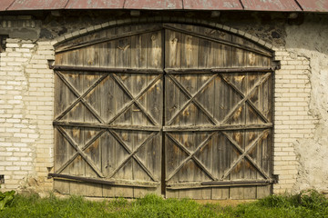 The wooden gate of the old barn .