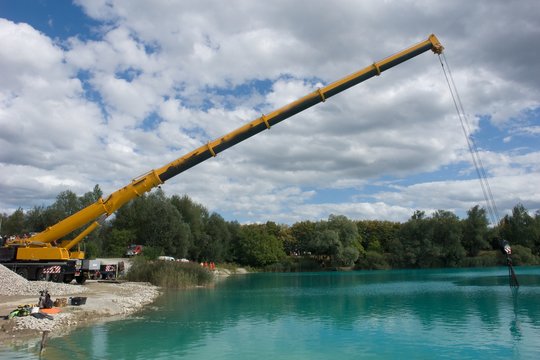 Gelber Mobilkran am See