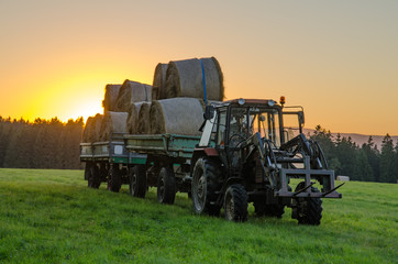Traktor bei der Heuernte