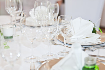 Gläser auf gedecktem Tisch