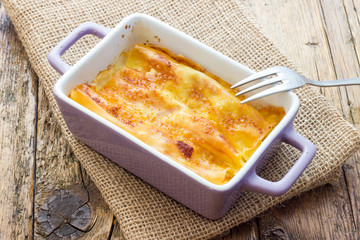 Cannelloni baked with ham and cheese