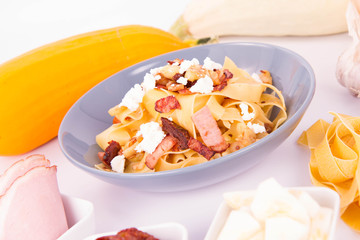 Pappardelle with zucchini, ham, dried tomatoes and garlic