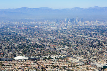 Obraz premium Aerial view of Los Angeles in the United States. City landscape with a mountain peak and downtown.