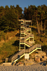 Piaszczysty, osuwający się klif bałtycki - schody prowadzące na punkt widokowy