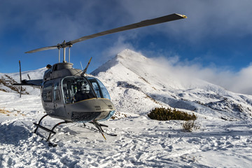 Elicottero nelle alpi
