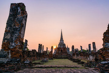 Obraz premium Ruins and pagoda ancient architecture of Wat Phra Si Sanphet old temple famous attractions during sunset at Phra Nakhon Si Ayutthaya Historical Park in Ayutthaya Province, Thailand