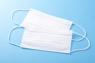 水色の背景にマスク