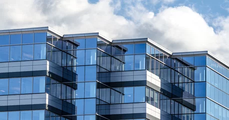 Fotobehang Stadsgebouw Lijnen en reflecties van moderne architectuur met glazen panelen. Nieuw gebouw van kantoorruimte in de stad Moncton, New Brunswick.