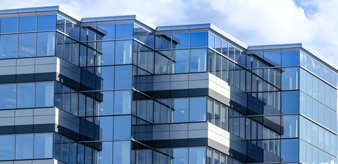 Foto auf Acrylglas Stadtgebäude Linien, Glas und Reflexionen moderner Architektur. Glasgetäfeltes Gebäude neuer Büroräume in Moncton, New Brunswick. Neue Gewerbeimmobilien in der Stadt.