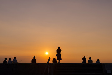 真玉海岸で夕陽を眺める人々