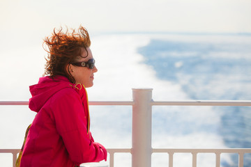 Obraz premium Tourist woman on liner seascape background