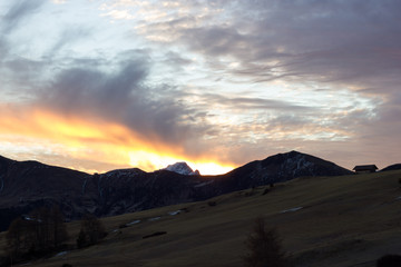 Fototapeta na wymiar Mountain views of Alpe di Siusi with red sunrise