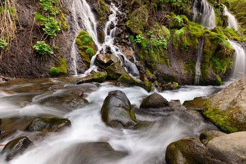 Fototapeta premium 岩を流れ落ちる滝 