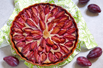 Plum pie with almond dough
