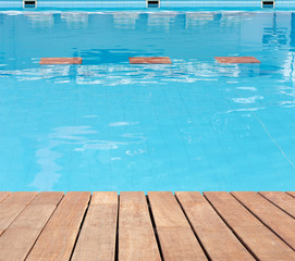 piscine avec plots et plage en bois
