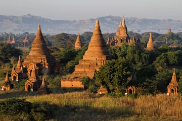 Photo sur Plexiglas Rudnes Le soleil se lève sur les pagodes de Bagan