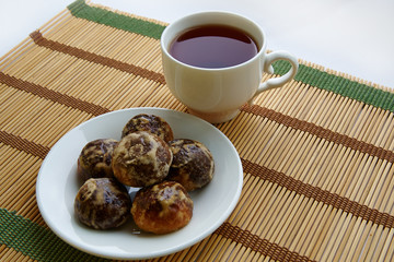 Tea in a white cup, gingerbread