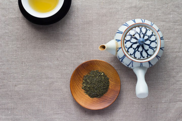 Obraz na płótnie Canvas Japanese tea and the teapot and tea leaves