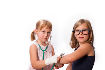 Kinder spielen Doktor 