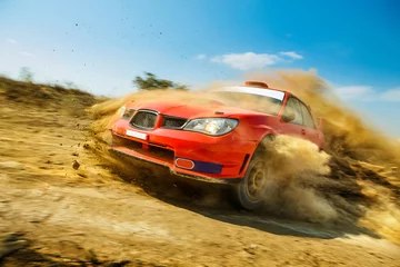 Photo sur Aluminium Sport automobile Voiture de rallye rouge puissante à la dérive sur chemin de terre