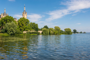 Naklejka premium Schlosspark und Schloss in Schwerin, Mecklenburg-Vorpommern in Deutschland