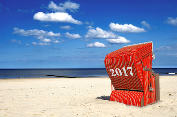 2017 Strandkorb rot Meer Himmel Wolken