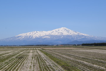 鳥海山（出羽富士）／ 山形県の最高峰、標高2,236mの鳥海山（ちょうかいさん）を撮影した写真です。日本百名山、日本百景、日本の地質百選に選定されている活火山です。鳥海山は、山頂に雪が積もった姿が富士山にそっくりなため、出羽富士（でわふじ）と呼ばれ親しまれています。