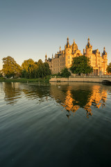 Schloss in Schwerin im Sonnenuntergang, Mecklenburg-Vorpommern in Deutschland