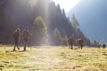 Hirtin und Hirte beim Almabtrieb