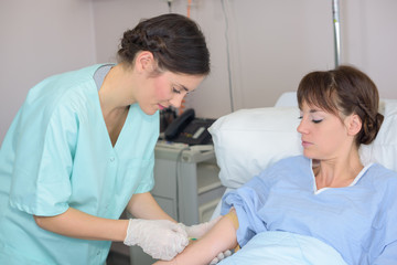 Obraz premium Nurse holding patient's arm