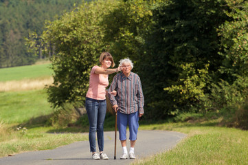 Obraz premium Junge Frau mit Seniorin