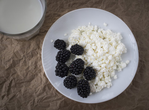 Cottage cheese with blackberry