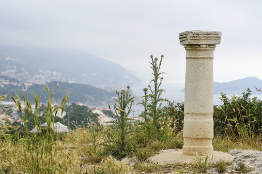 Die Kueste bei Dubrovnik im Vordergrund eine Säule